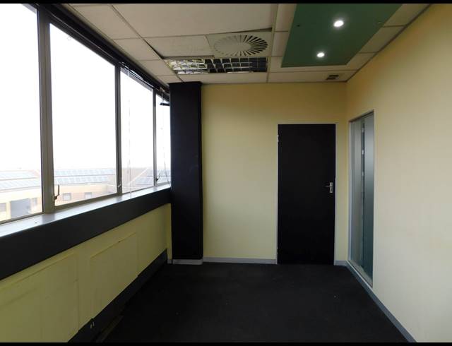 1,306M² OFFICE TO LET IN FERNDALE